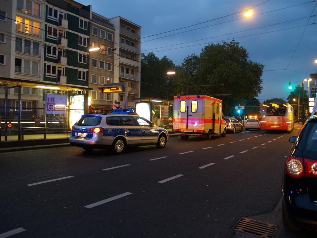 Person unter KVB Bahn Koeln Eifelstr P01.JPG